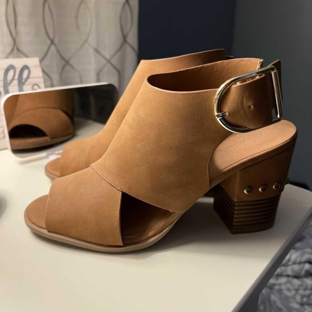 New! Never worn. Size 7